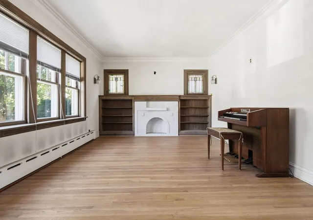 Photo 4 of Single family home for sale at 5505 W Pensacola Ave, Chicago, IL 60641 | MLS# 12782599 | Listing updated on 2026-10-11