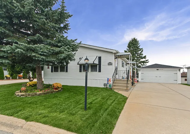 Photo 2 of Manufactured home for sale at 22730 S Ridge Ln, Frankfort, IL 60423 | MLS# 12782624 | Listing updated on 2026-10-15