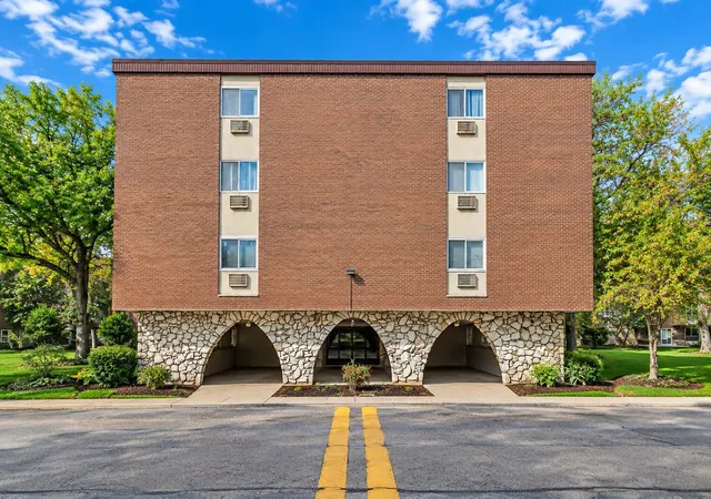 Listing Photo 1 - Condo for sale in building located at 1331 S Finley Rd, Lombard, IL 60148 - Unit #212