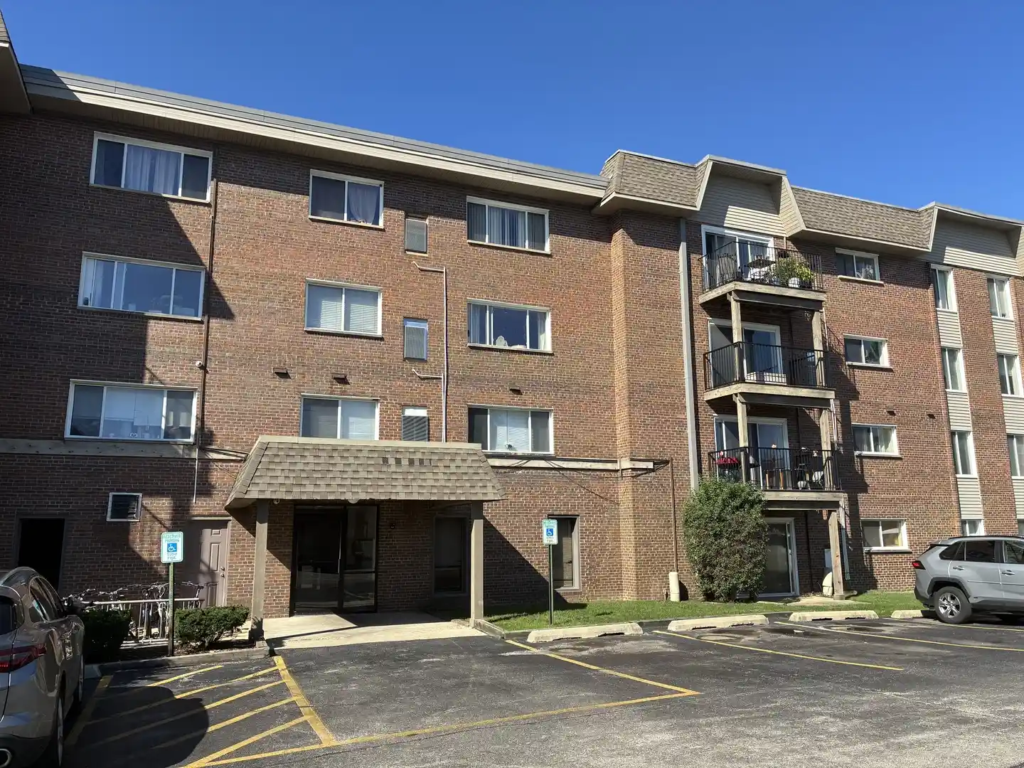 Listing Photo 1 - Condo for sale in 4500 Beau Monde Dr located at 4500 Beau Monde Dr, Lisle, IL 60532 - Unit #210
