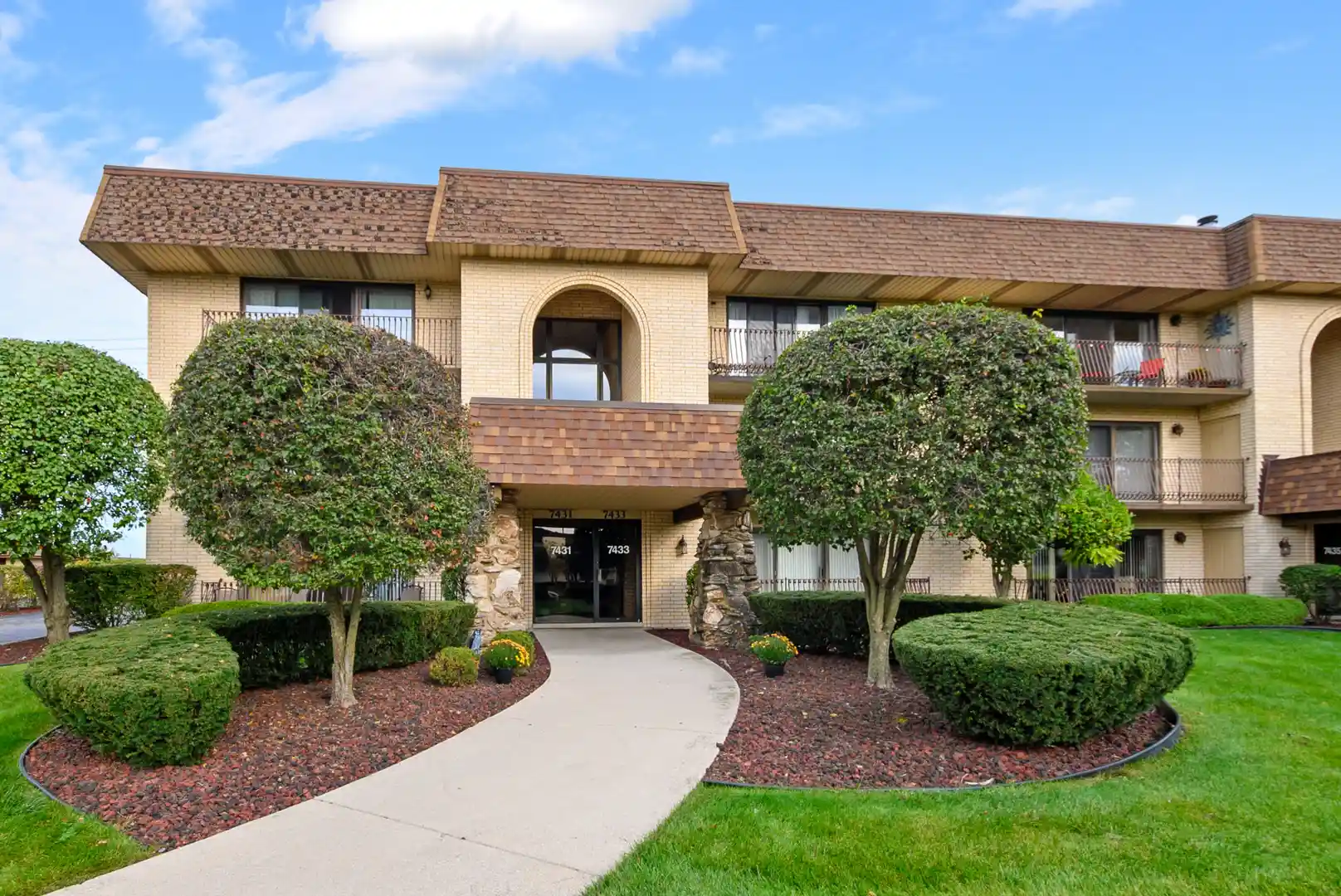 Listing Photo 1 - Condo for sale in 7433 Ponderosa Ct located at 7433 Ponderosa Ct, Orland Park, IL 60462 - Unit 7433 Ponderosa Ct