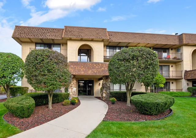 Listing Photo 1 - Condo for sale in building located at 7433 Ponderosa Ct, Orland Park, IL 60462 - Unit #2