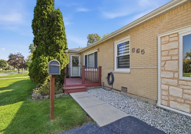 Photo 3 of Single family home for sale at 665 Illinois Blvd, Hoffman Estates, IL 60169 | MLS# 12782687 | Listing updated on 2026-10-21
