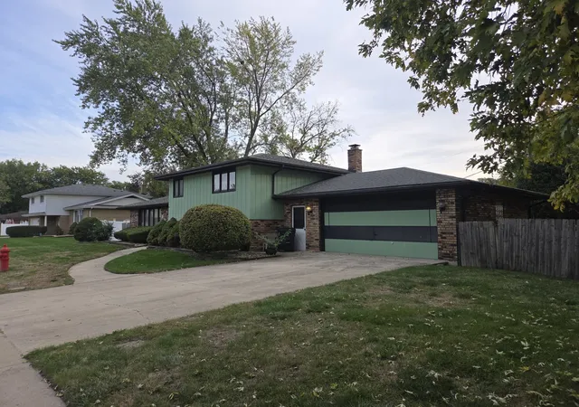 Single family home for sale at 15122 Waterman Dr, South Holland, IL 60473 | MLS# 12782688