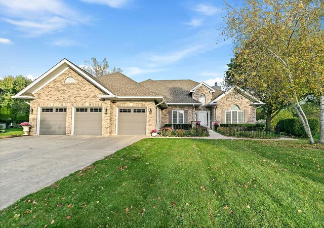 Single family home for sale at 2101 Burnham Ct, Algonquin, IL 60102 | MLS# 12782748