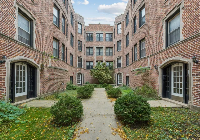 Condo for sale at 136 Clyde Ave #2S, Evanston, IL 60202 | MLS# 12782752