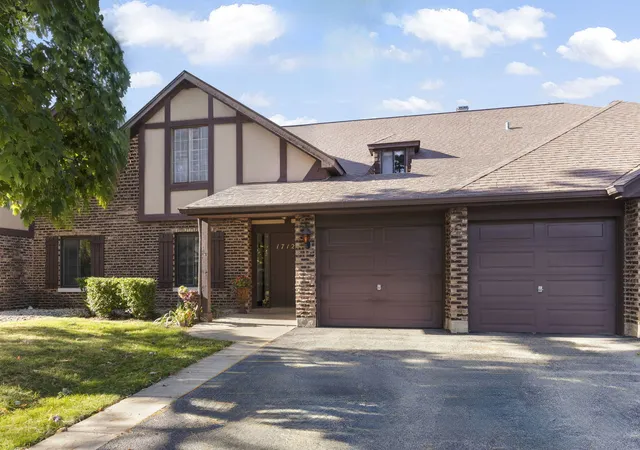 Condo for sale at 1712 Lakecliffe Dr #D, Wheaton, IL 60189 | MLS# 12782777