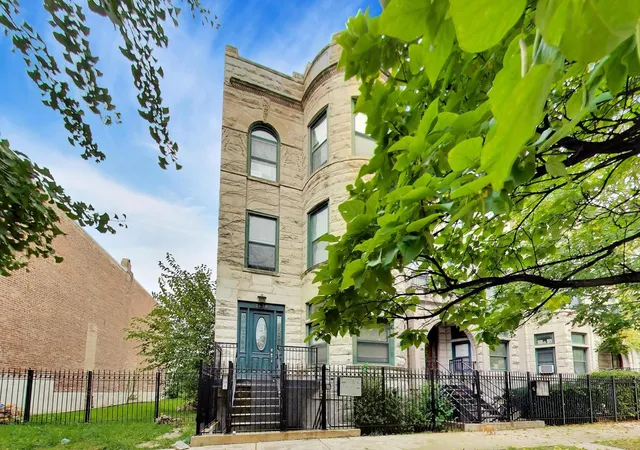 Photo 2 of Condo for sale at 2658 W Washington Blvd #1, Chicago, IL 60612 | MLS# 12782786 | Listing updated on 2026-10-21