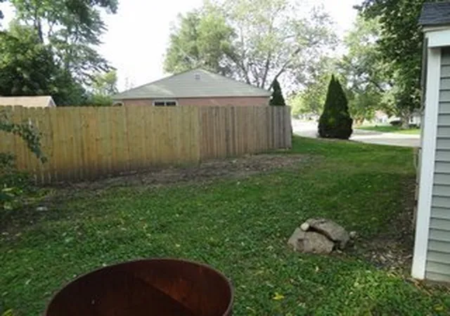 Photo 3 of Single family home for sale at 118 Hickory Dr, Carpentersville, IL 60110 | MLS# 12782797 | Listing updated on 2026-10-18