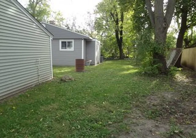 Photo 4 of Single family home for sale at 118 Hickory Dr, Carpentersville, IL 60110 | MLS# 12782797 | Listing updated on 2026-10-18