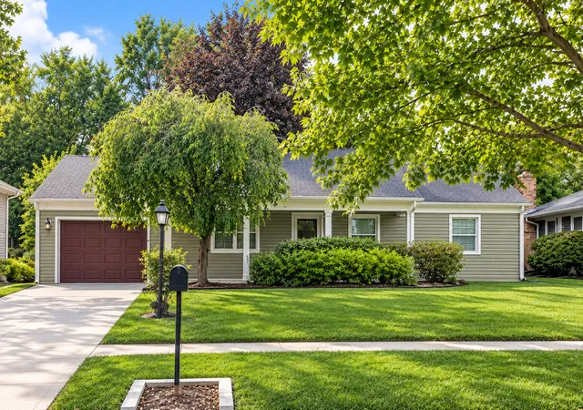 Single family home for sale at 292 Indian Hl Dr, Buffalo Grove, IL 60089 | MLS# 12782806