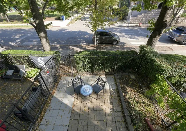 Listing Photo 1 - Condo for sale at Federal Square, Unit E 1254 S Federal St, Chicago, IL 60605 | Built Year: 1990-1995