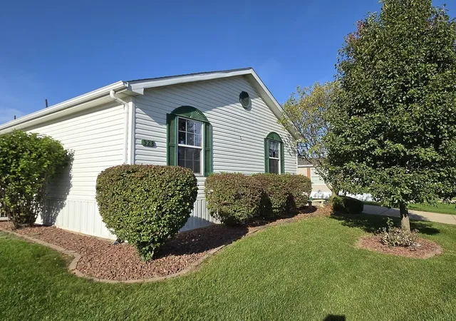 Photo 2 of Manufactured home for sale at 928 Holly Dr, Manteno, IL 60950 | MLS# 12782833 | Listing updated on 2026-10-17