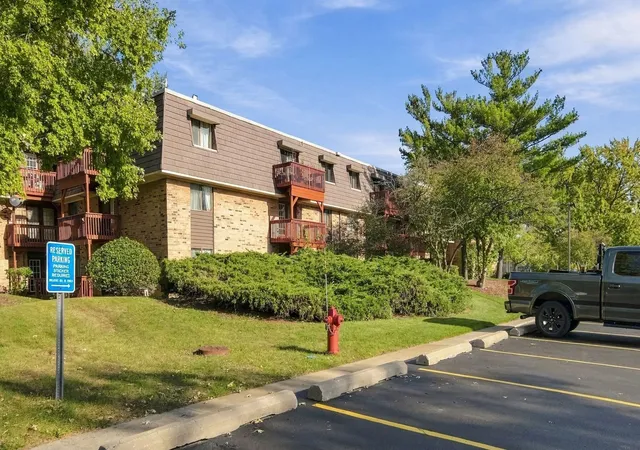 Listing Photo 2 - Condo for sale in building located at 1960 Selmarten Rd, Aurora, IL 60505 - Unit #3809