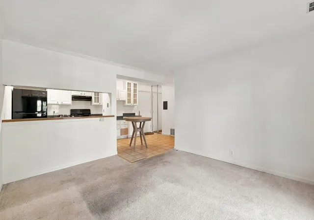 Listing Photo 5 - Condo for sale in building located at 1960 Selmarten Rd, Aurora, IL 60505 - Unit #3809