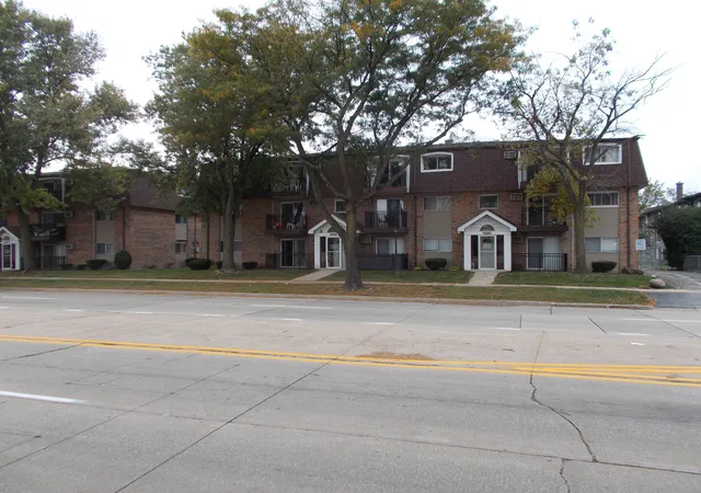 Listing Photo 1 - Condo for sale at Briargate, Unit 12 10430 Ridgeland Ave, Briargate, Chicago Ridge, IL 60415 | Built Year: 1968-1978