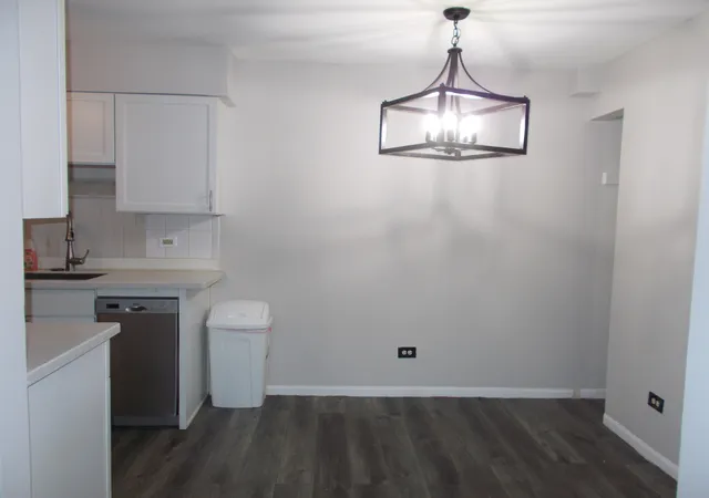 Listing Photo 3 - Condo for sale at Briargate, Unit 12 10430 Ridgeland Ave, Briargate, Chicago Ridge, IL 60415 | Built Year: 1968-1978