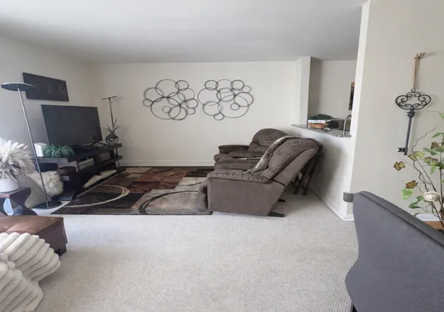 Photo 4 of Condo for sale at 1919 Prairie Sq #302, Schaumburg, IL 60173 | MLS# 12782854 | Listing updated on 2026-10-23
