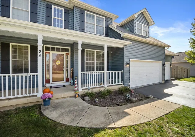 Photo 3 of Single family home for sale at 24 Hilltop Ln, South Elgin, IL 60177 | MLS# 12782856 | Listing updated on 2026-10-22