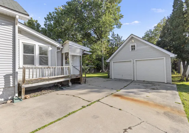 Photo 3 of Sale Pending at 408 Daisyfield Rd, Rockford, IL 61102 | MLS# 12782862 | Listing updated on 2026-10-14