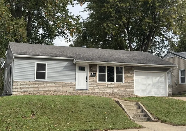 Single family home for sale at 1527 Monroe St S, Quincy, IL 62301 | MLS# 12782877