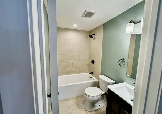 Photo 2 of Single family home for sale at 1527 Monroe St S, Quincy, IL 62301 | MLS# 12782877 | Listing updated on 2026-10-22
