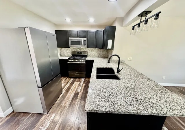 Photo 3 of Single family home for sale at 1527 Monroe St S, Quincy, IL 62301 | MLS# 12782877 | Listing updated on 2026-10-22