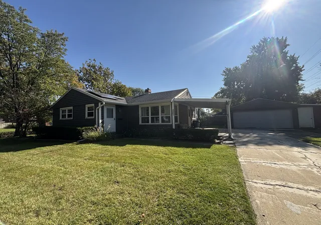Photo 3 of Single family home for sale at 3801 Bobwhite Ln, Rolling Meadows, IL 60008 | MLS# 12782881 | Listing updated on 2026-10-26