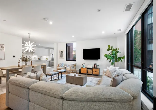 Photo 4 of Condo for sale at 1648 W Division St #101, Chicago, IL 60622 | MLS# 12782918 | Listing updated on 2026-10-20