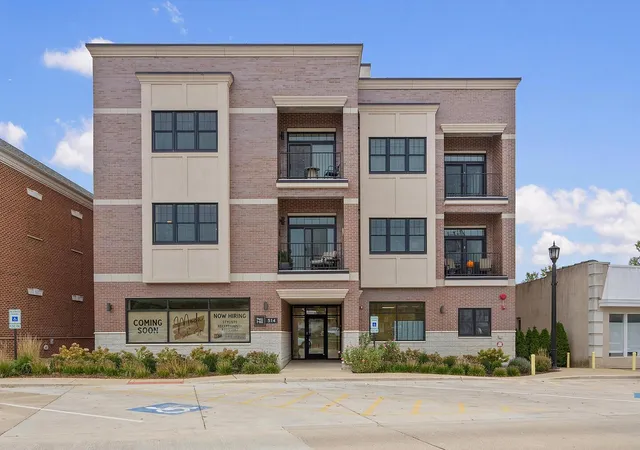Photo 2 of Condo for sale at 514 Hillgrove Ave #201, Western Springs, IL 60558 | MLS# 12782932 | Listing updated on 2026-10-22