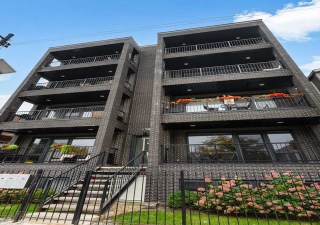Condo for sale at 1511 W Irving Park Rd #4W, Chicago, IL 60613 | MLS# 12782983