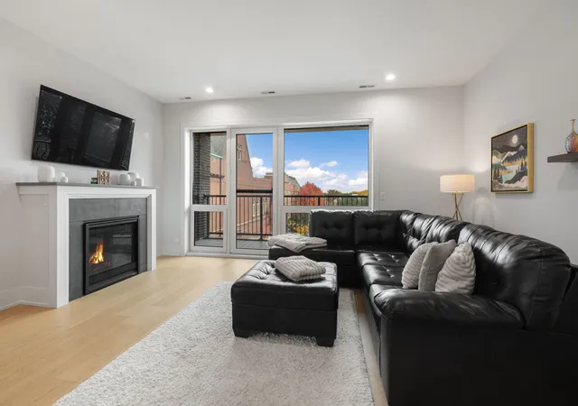 Photo 2 of Condo for sale at 1511 W Irving Park Rd #4W, Chicago, IL 60613 | MLS# 12782983 | Listing updated on 2026-10-29