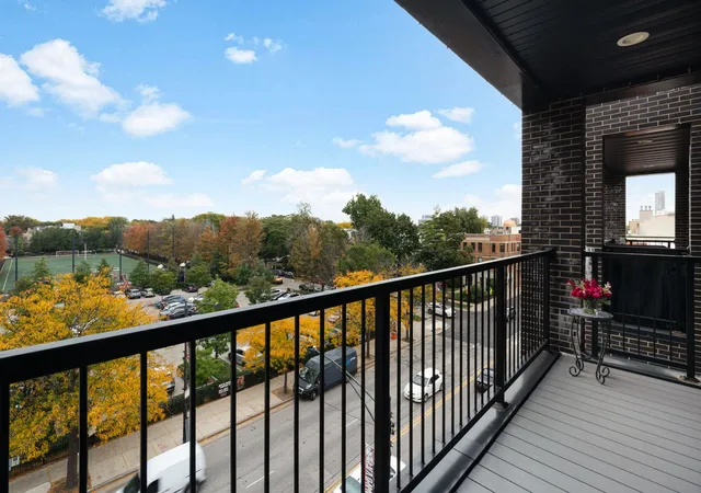 Photo 4 of Condo for sale at 1511 W Irving Park Rd #4W, Chicago, IL 60613 | MLS# 12782983 | Listing updated on 2026-10-29