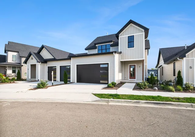 Listing Photo 1 - Condo for sale in building located at 7 Beech Tree Pl, Ottawa, IL 61350