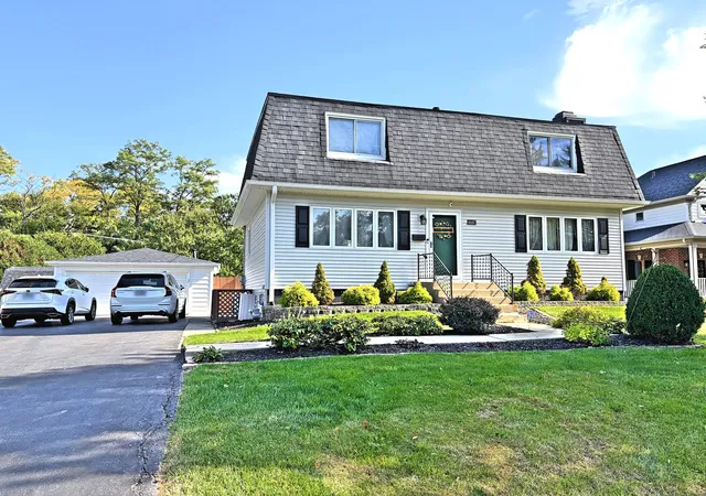 Single family home for sale at 4447 Stonewall Ave, Downers Grove, IL 60515 | MLS# 12783103