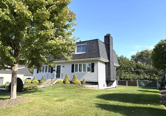 Photo 1 of Single family home for sale at 4447 Stonewall Ave, Downers Grove, IL 60515 | MLS# 12783103 | Listing updated on 2026-10-22