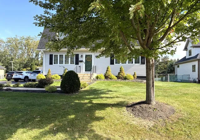 Photo 2 of Single family home for sale at 4447 Stonewall Ave, Downers Grove, IL 60515 | MLS# 12783103 | Listing updated on 2026-10-22