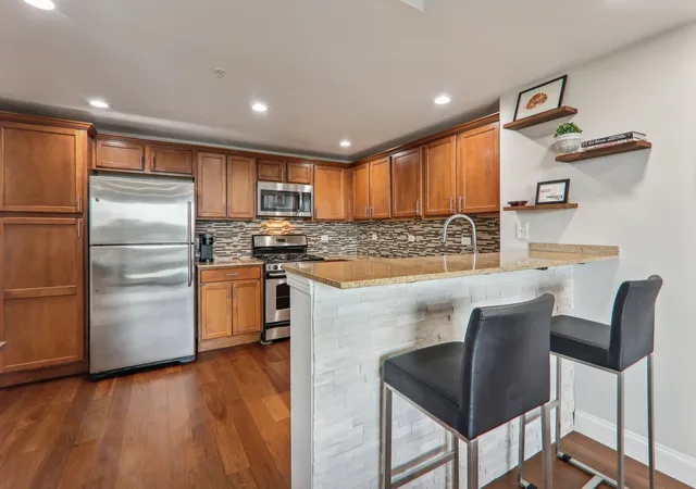 Photo 4 of Condo for sale at 6420 Double Eagle Dr #609, Woodridge, IL 60517 | MLS# 12783108 | Listing updated on 2026-10-20