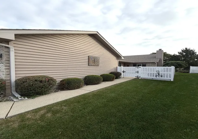 Photo 2 of Townhouse for sale at 1112 Meadows Walk Dr, Bourbonnais, IL 60914 | MLS# 12783118 | Listing updated on 2026-10-20