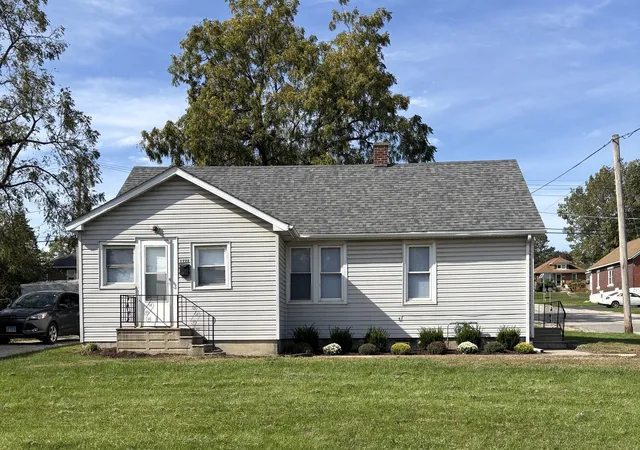 Photo 1 of Single family home for sale at 1723 N Broadway St, Crest Hill, IL 60403 | MLS# 12783120 | Listing updated on 2026-10-23