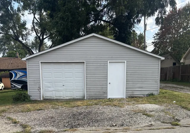 Photo 3 of Single family home for sale at 1723 N Broadway St, Crest Hill, IL 60403 | MLS# 12783120 | Listing updated on 2026-10-23