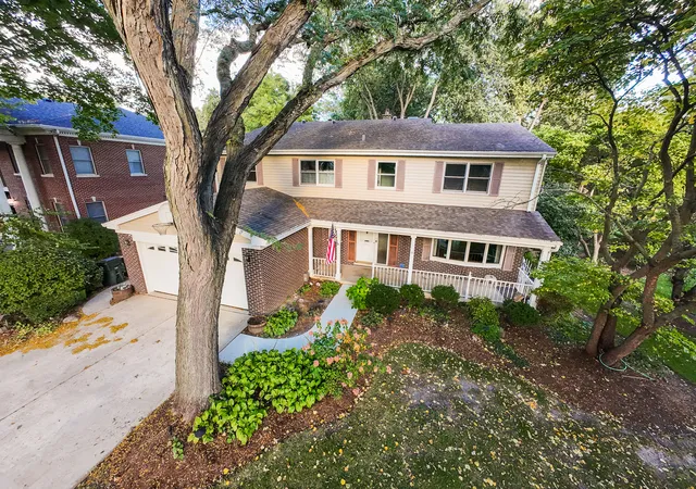 Photo 2 of Single family home for sale at 629 N Forrest Ave, Arlington Heights, IL 60004 | MLS# 12783143 | Listing updated on 2026-10-21