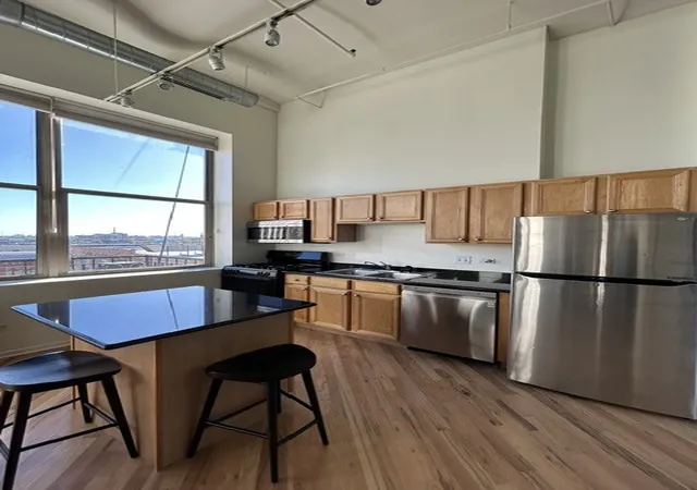 Photo 3 of Condo for sale at 500 S Clinton St #811, Chicago, IL 60607 | MLS# 12783150 | Listing updated on 2026-10-20