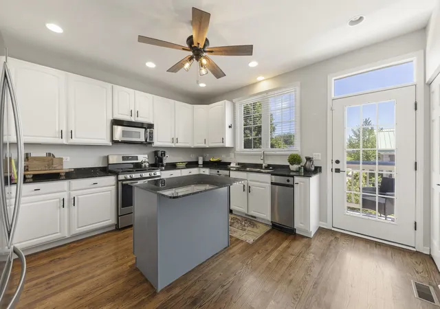 Listing Photo 4 - Condo for sale in building located at 231 N W St, Wheaton, IL 60187 - Unit #0