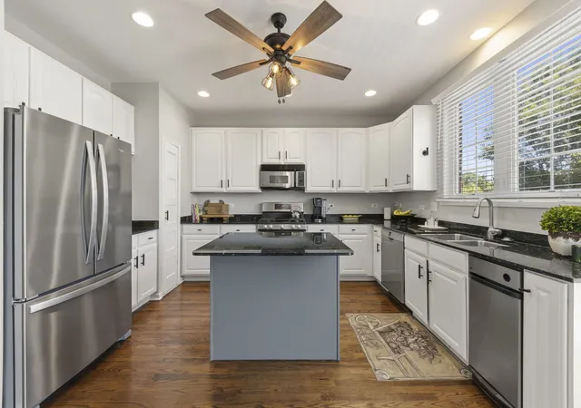 Listing Photo 5 - Condo for sale in building located at 231 N W St, Wheaton, IL 60187 - Unit #0