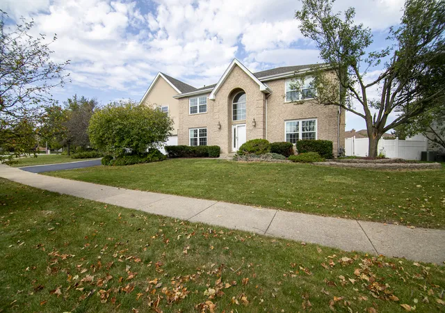 Photo 3 of Single family home for sale at 8930 Golden Pheasant Dr, Tinley Park, IL 60487 | MLS# 12783242 | Listing updated on 2026-10-21