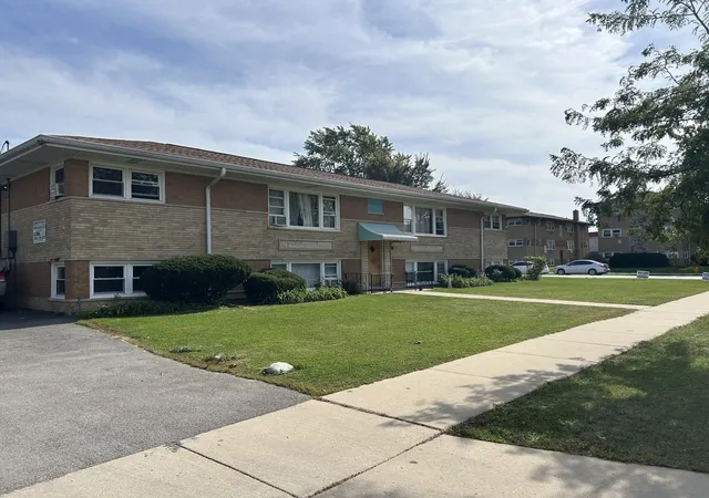 Listing Photo 2 - Condo for sale in building located at 224 W Michael Ln, Addison, IL 60101