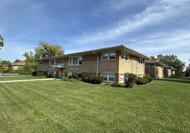 Listing Photo 3 - Condo for sale in building located at 224 W Michael Ln, Addison, IL 60101