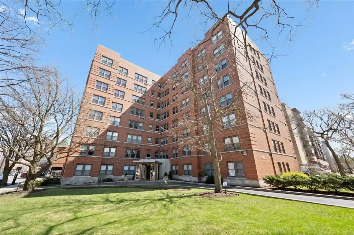 Listing Photo 1 - Condo for sale in 1585 Ridge Ave located at 1585 Ridge Ave, Evanston, IL 60201 - Unit #705
