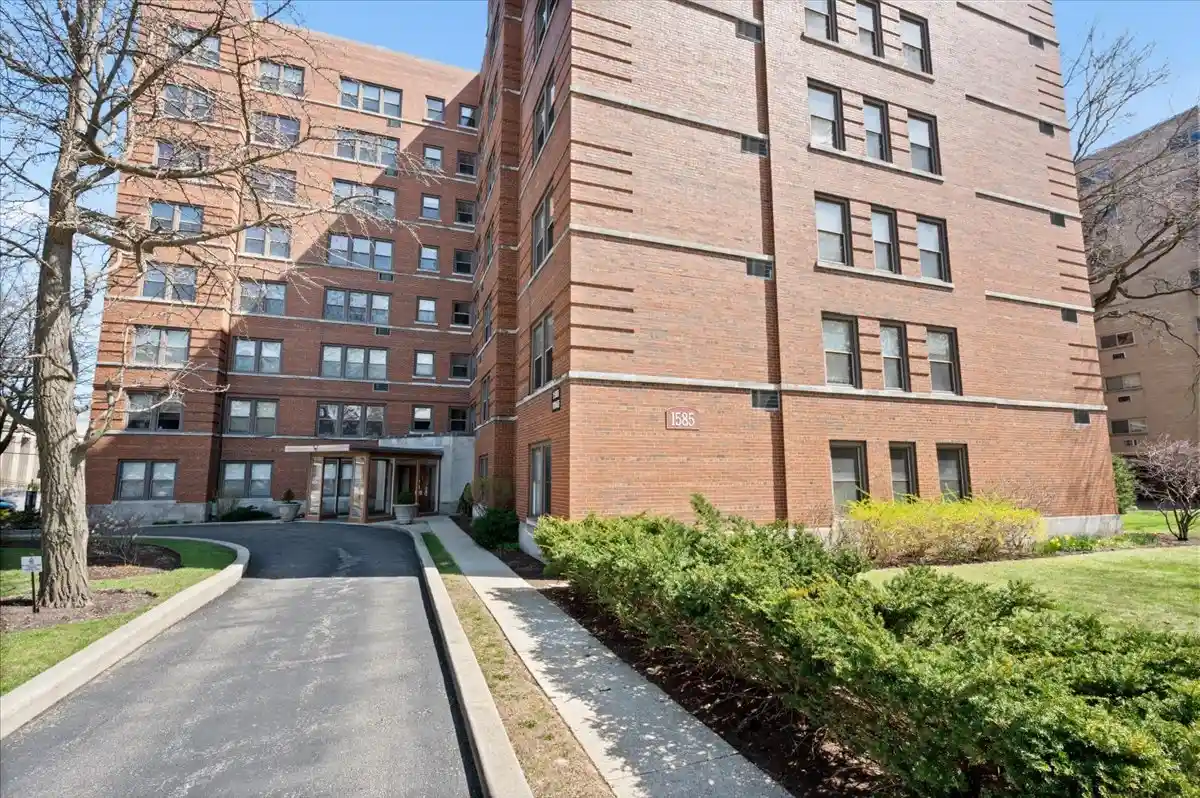 Listing Photo 2 - Condo for sale in 1585 Ridge Ave located at 1585 Ridge Ave, Evanston, IL 60201 - Unit #705